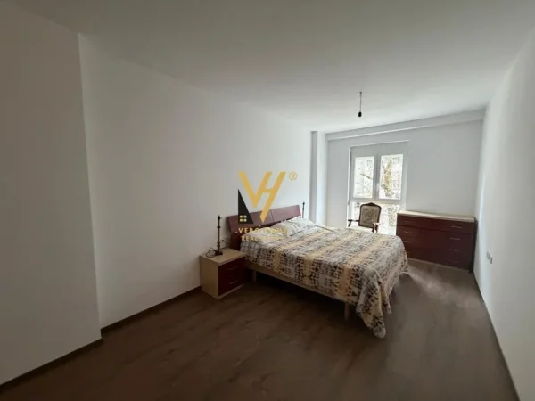Tirane, jepet me qera apartament 2+1+Ballkon Kati 2, 135 m² 1.850 € (RRUGA E ELBASANIT)