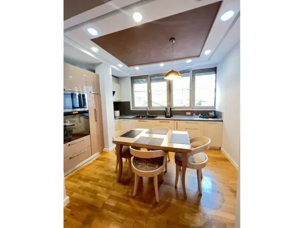 Tirane, jepet me qera apartament 2+1 Kati 1, 96 m² 1.200 € (BULEVARDI ZOGU I PARE)