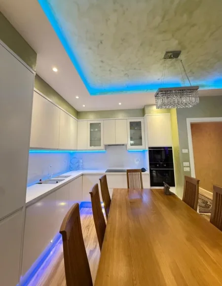 Tirane, jepet me qera apartament 2+1+Ballkon Kati 3, 113 m² 900 € 