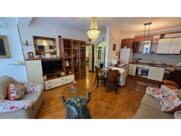 Tirane, jepet me qera apartament 2+1+2 Kati 2, 100 m² 700 € (BULEVARDI BAJRAM CURRI)