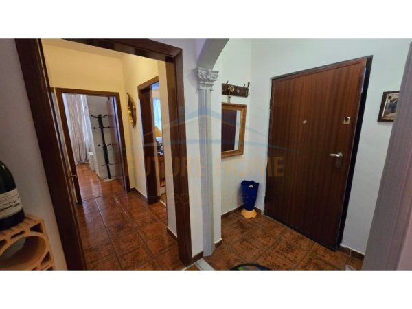 Tirane, jepet me qera apartament 2+1+2 Kati 2, 100 m² 700 € (BULEVARDI BAJRAM CURRI)