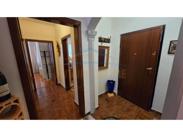 Tirane, jepet me qera apartament 2+1+2 Kati 2, 100 m² 700 € (BULEVARDI BAJRAM CURRI)