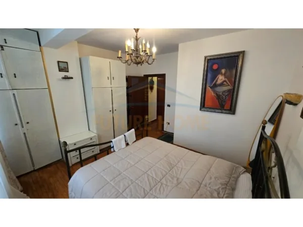 Tirane, jepet me qera apartament 2+1+2 Kati 2, 100 m² 700 € (BULEVARDI BAJRAM CURRI)