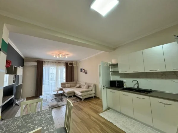 Tirane, jepet me qera apartament 2+1+Ballkon Kati 5, 100 m² 700 € 