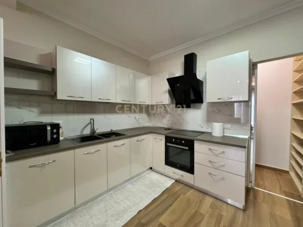 Tirane, jepet me qera apartament 2+1+Ballkon Kati 5, 100 m² 700 € 