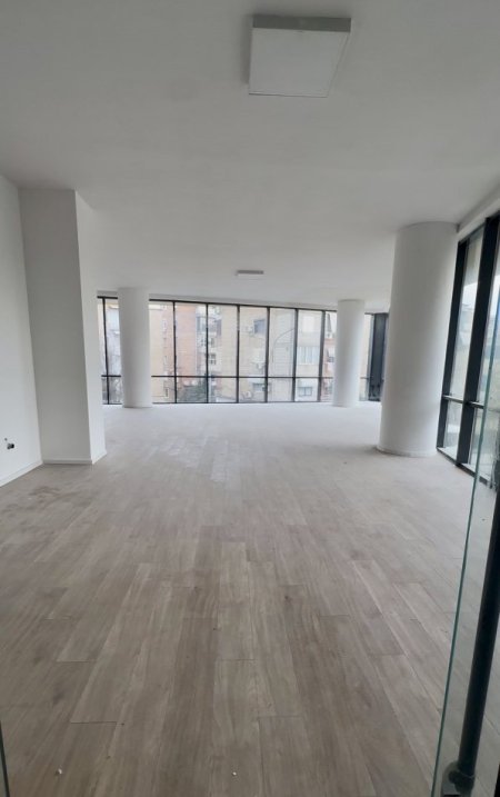 Tirane, jepet me qera zyre Kati 1, 173 m² 2.000 € (Rruga Mine Peza)
