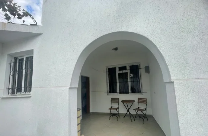 Tirane, jepet me qera shtepi 1+1 Kati 1, 65 m² 380 € 