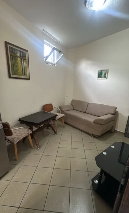 Tirane, jepet me qera shtepi 1+1 Kati 1, 65 m² 380 € 