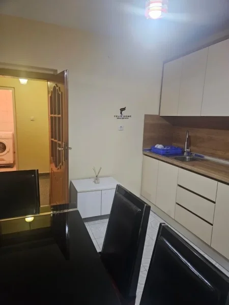 Tirane, jepet me qera apartament 1+1 Kati 4, 53 m² 400 € (ISH PARKU)