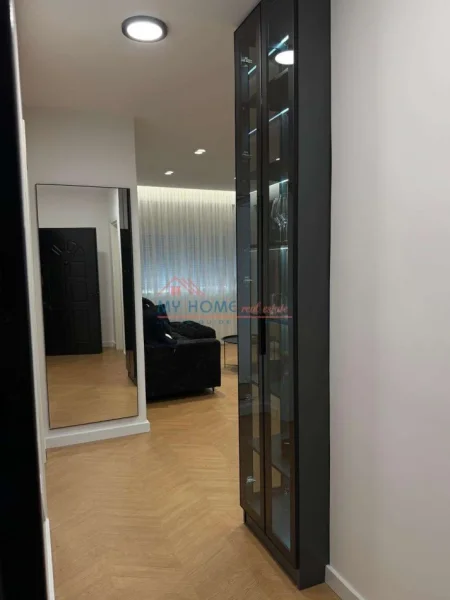 Tirane, jepet me qera apartament 1+1+Ballkon Kati 1, 65 m² 1.000 € (Rruga Eduart Mano)