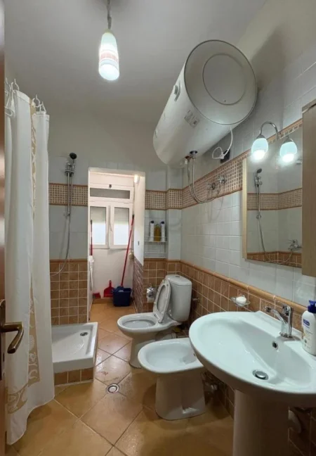 Tirane, jepet me qera apartament 1+1+Ballkon Kati 2, 70 m² 500 € 