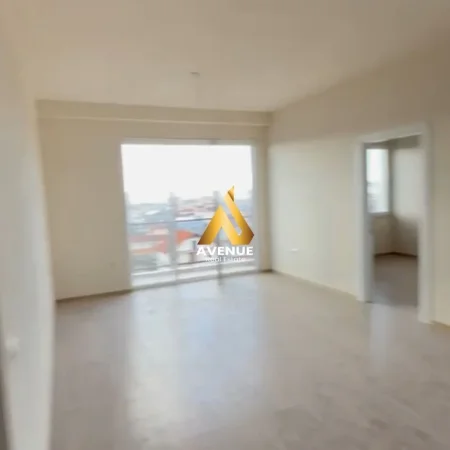 Tirane, jepet me qera apartament 2+1+Ballkon Kati 8, 85 m² 250 € (bathore)