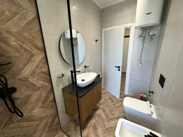 Tirane, jepet me qera apartament 1+1+BLK Kati 8, 75 m² 500 Euro (FUSHA AVIACIONIT)
