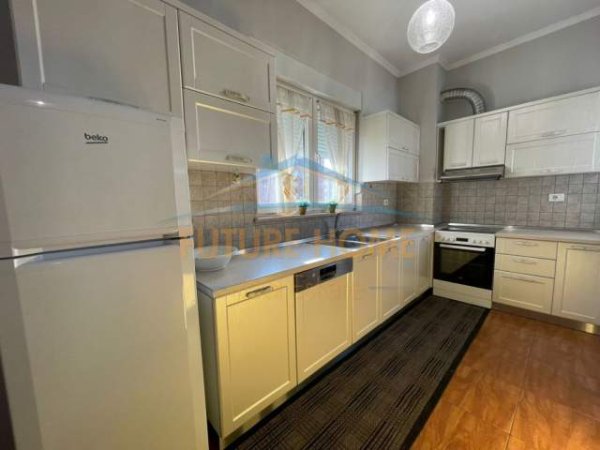 Tirane, jepet me qera apartament Kati 5, 110 m² 650 Euro (Ish Parku)