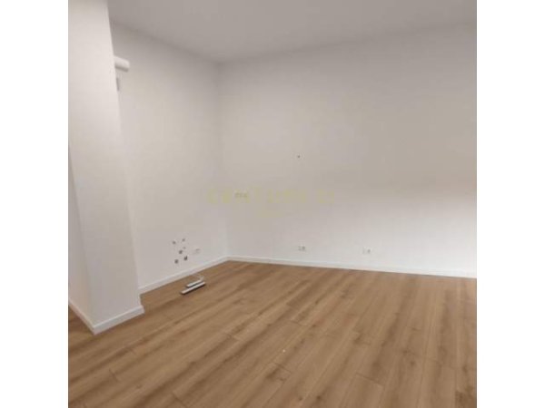 JAPIM ME QIRA APARTAMENT 2+1 PER ZYRA, BULEVARDI ZOGU I PARE! 700 € /Muaj