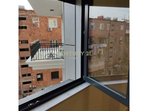 Tirane, jepet me qera apartament 2+1 Kati 5, 105 m² 700 Euro (Papa Kristo Negovani)