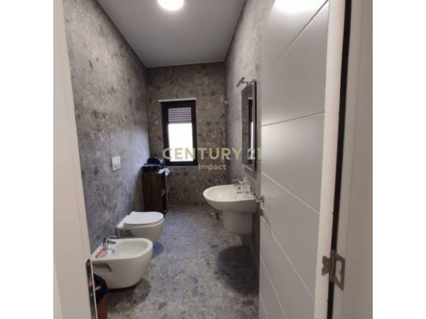 Tirane, jepet me qera apartament 2+1 Kati 5, 105 m² 700 Euro (Papa Kristo Negovani)