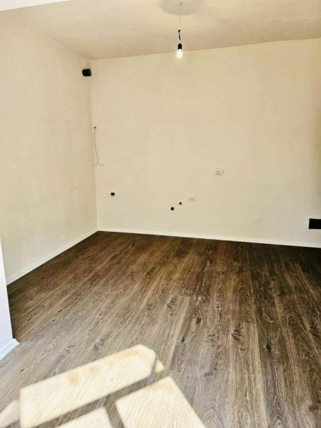 Tirane, shes apartament 1+1 45 m² 77.000 Euro (Prokuroria e Tiranes, rruga Mine Peza)