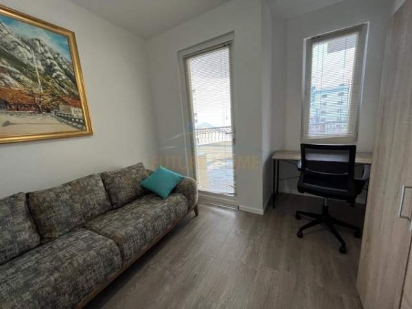 Tirane, jepet me qera apartament 3+1+BLK Kati 3, 124 m² 1.200 Euro (blloku)