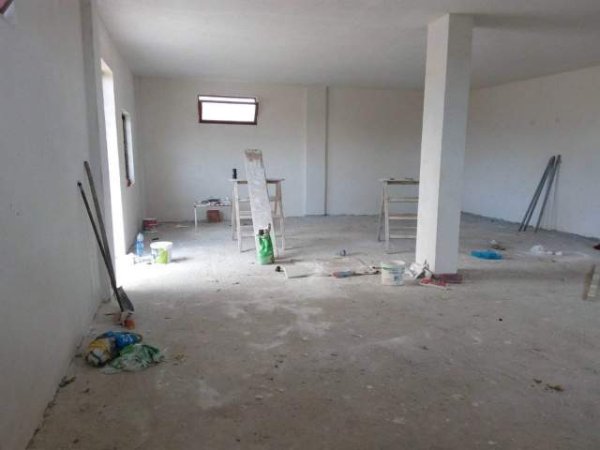 Tirane, Jap me qera Shtepi Private 1+1 e mobiluar 60 m2 dhe Magazine ngjitur me shtepine 110 m2, 60.000 Leke (Rruga e Kokonozeve)