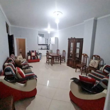 Tirane, Jap me qera Shtepi Private 1+1 e mobiluar 60 m2 dhe Magazine ngjitur me shtepine 110 m2, 60.000 Leke (Rruga e Kokonozeve)