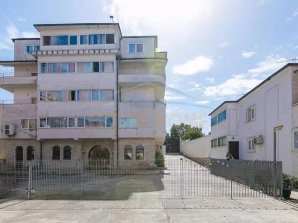 Tirane, jepet me qera ambjent biznesi Kati 1, 1.400 m² 4.000 Euro (Rruga Aleksandër Moisiu)