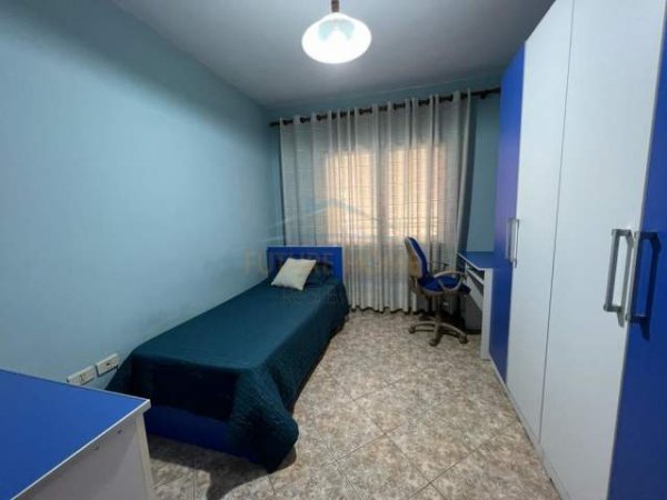 Tirane, jepet me qera apartament Kati 6, 145 m² 450 Euro (Rruga Reshit Petrela.)