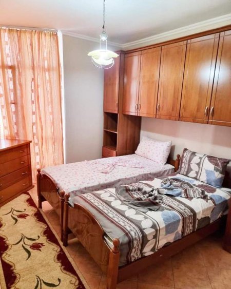 Tirane, jepet me qera apartament Kati 4, 80 m² 400 Euro YZBERISHT