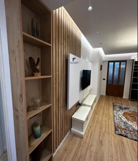 Tirane, jepet me qera apartament 2+1 , 100 m² 1.000 € (MYSLYM SHYRI)