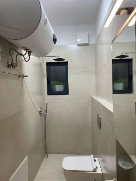 Tirane, jepet me qera Vile 1+1+Ballkon Kati 1, 80 m² 350 € (KOMBINAT)