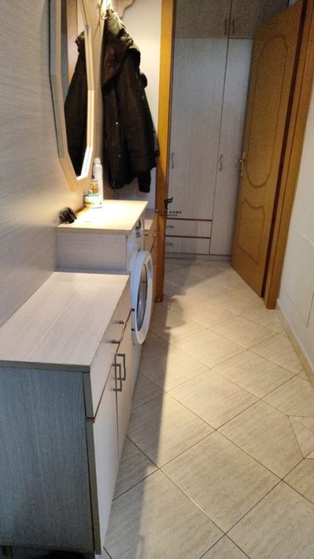 Tirane, jepet me qera apartament 1+1 Kati 7, 56 m² 450 € (PAZARI I RI)