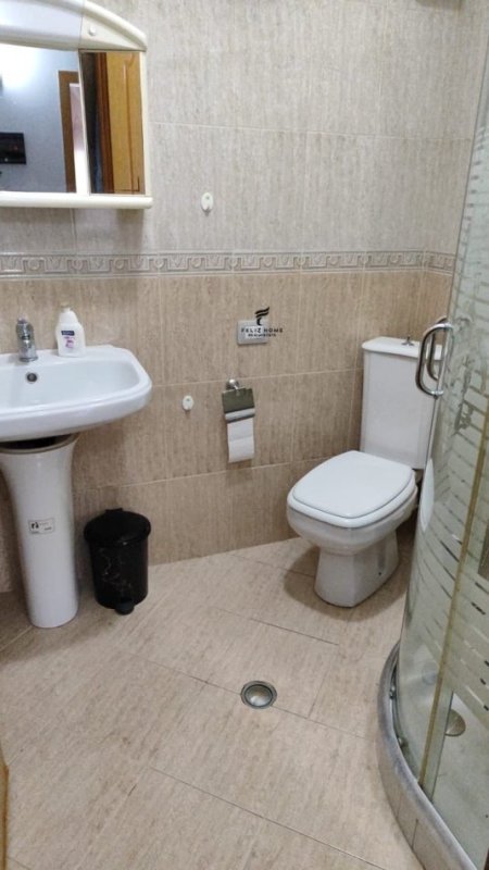 Tirane, jepet me qera apartament 1+1 Kati 7, 56 m² 450 € (PAZARI I RI)