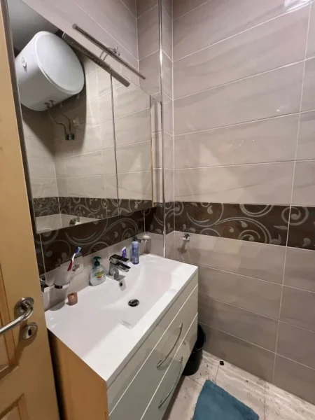 Tirane, jepet me qera apartament 1+1+Ballkon Kati 5, 80 m² 800 € (BLLOK KINEMA AGIMI)