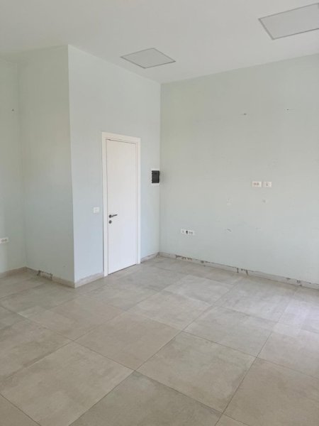 Tirane, jepet me qera ambjent biznesi Kati 0, 33 m² 450 € (KOMUNA E PARISIT)