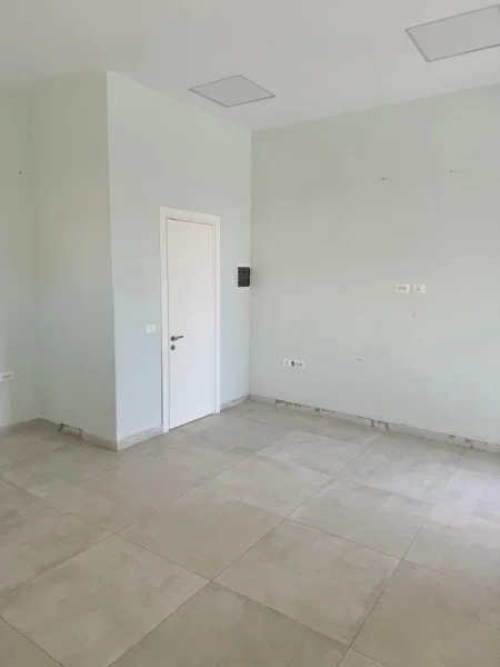 Tirane, jepet me qera ambjent biznesi Kati 0, 33 m² 450 € (KOMUNA E PARISIT)