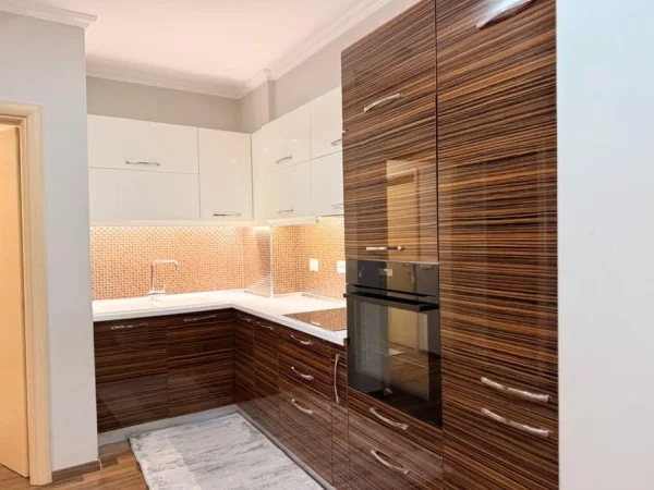 Tirane, jepet me qera apartament 2+1+Ballkon Kati 7, 110 m² 650 € 