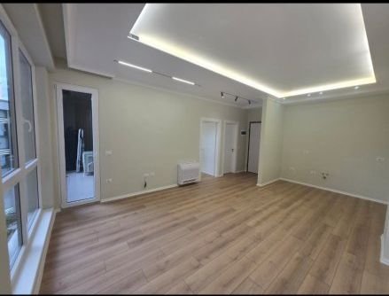 Tirane, jepet me qera zyre Kati 2, 67 m² 700 € (KOMUNA E PARISIT)