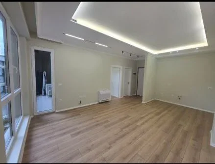 Tirane, jepet me qera zyre Kati 2, 67 m² 700 € (KOMUNA E PARISIT)
