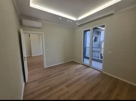 Tirane, jepet me qera zyre Kati 2, 67 m² 700 € (KOMUNA E PARISIT)