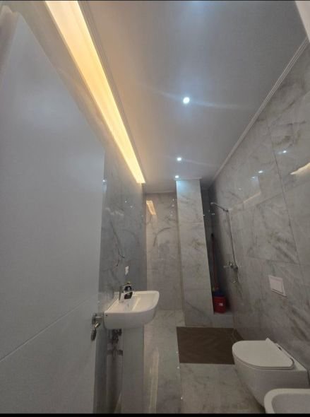 Tirane, jepet me qera zyre Kati 2, 67 m² 700 € (KOMUNA E PARISIT)
