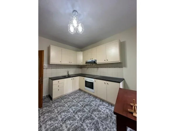 Tirane, jepet me qera apartament 3+1 Kati 3, 120 m² 600 €