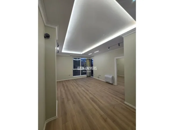 Tirane, jepet me qera apartament 1+1+Ballkon Kati 2, 67 m² 600 € (Komuna e Parisit)
