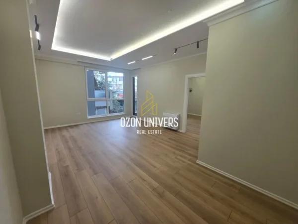 Tirane, jepet me qera apartament 1+1+Ballkon Kati 2, 67 m² 600 € (Komuna e Parisit)