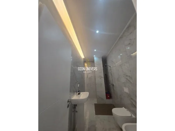 Tirane, jepet me qera apartament 1+1+Ballkon Kati 2, 67 m² 600 € (Komuna e Parisit)