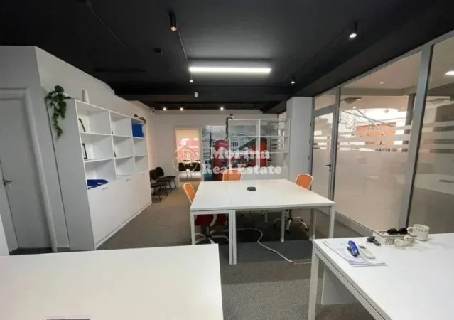 Tirane, jepet me qera ambjent biznesi Kati 2, 72 m² 1.000 € (Pazari Ri)