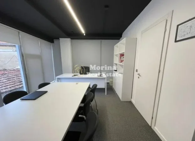 Tirane, jepet me qera ambjent biznesi Kati 2, 72 m² 1.000 € (Pazari Ri)