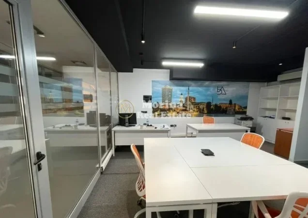 Tirane, jepet me qera ambjent biznesi Kati 2, 72 m² 1.000 € (Pazari Ri)