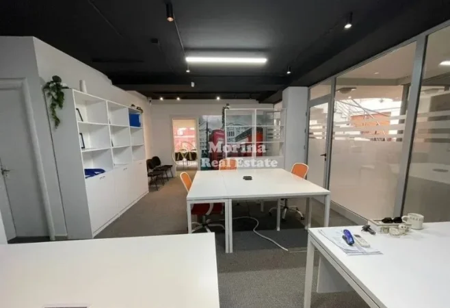 Tirane, jepet me qera ambjent biznesi Kati 2, 72 m² 1.000 € (Pazari Ri)
