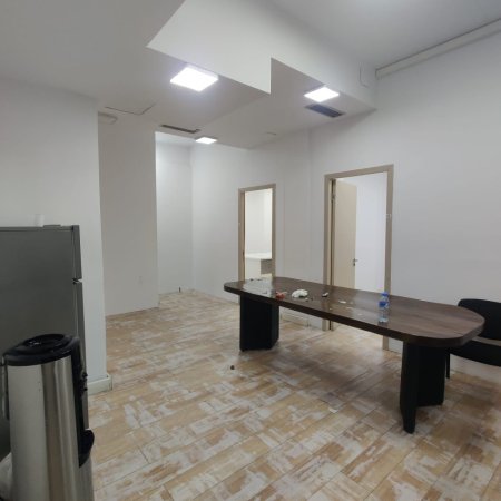 Tirane, jepet me qera zyre Kati 3, 200 m² 3.000 € (RRUGA E DIBRES)