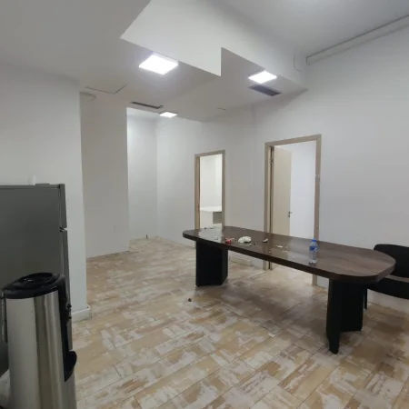 Tirane, jepet me qera zyre Kati 3, 200 m² 3.000 € (RRUGA E DIBRES)